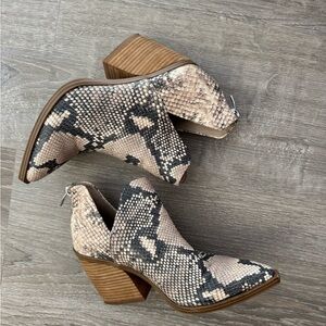 Steve Madden Tan Snake Bootie Sz 7.5M